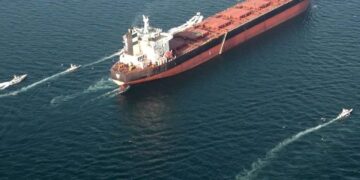 GAMBAR fail menunjukkan beberapa bot bergerak di sekitar kapal tangki semasa latihan ketenteraan oleh Kor Pengawal Revolusi Iran (IRGC) di Selat Hormuz.- AFP