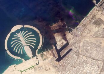 IMEJ satelit Planet Labs menunjukkan kepulan asap di Dubai selepas satu projektil terkena peluru berpandu.- AFP