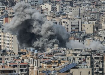 KEPULAN asap akibat serangan Israel di selatan Beirut. - AFP