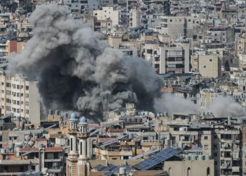 KEPULAN asap akibat serangan Israel di selatan Beirut. - AFP