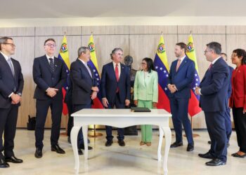 PRESIDEN sementara Venezuela, Delcy Rodriguez (tengah-kanan) dan Setiausaha Dalam Negeri AS, Doug Burgum (tengah-kiri) semasa majlis menandatangani dokumen di Istana Presiden Miraflores di Caracas, kelmarin.- AFP