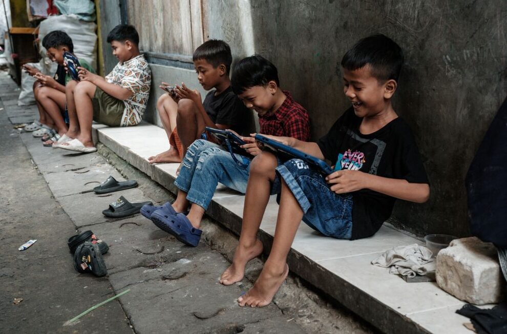 Indonesia mula sekat akaun media sosial pengguna bawah umur Indonesia mula sekat akaun media sosial pengguna bawah umur