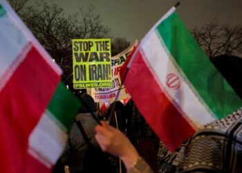 PENUNJUK perasaan berkumpul di luar Rumah Putih untuk membantah serangan ke atas Iran di Washington, DC, pada 2 Mac lalu.- AFP