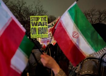 PENUNJUK perasaan berkumpul di luar Rumah Putih untuk membantah serangan ke atas Iran di Washington, DC, pada 2 Mac lalu.- AFP