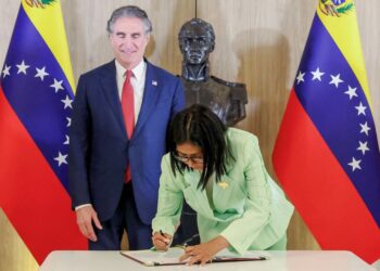 PRESIDEN sementara Venezuela, Delcy Rodriguez (kanan), menandatangani dokumen di sebelah Setiausaha Dalam Negeri AS, Doug Burgum, di Istana Presiden Miraflores, Caracas, pada 5 Mac lalu.-  AFP