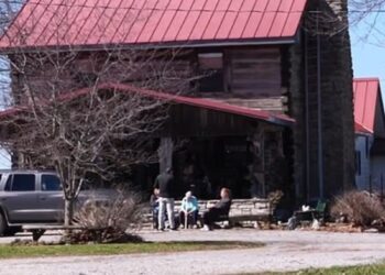 SEORANG ibu dan anak menolak tawaran lebih RM104 juta daripada pemaju. - Foto LEX 18