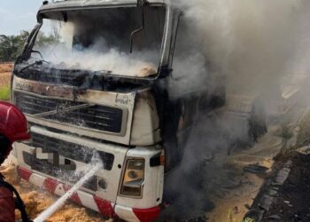SEORANG kanak-kanak lelaki berusia 4 tahun rentung dalam kejadian kebakaran sebuah lori di Iskandar Halal Park, Cahaya Baru, Pasir Gudang.
