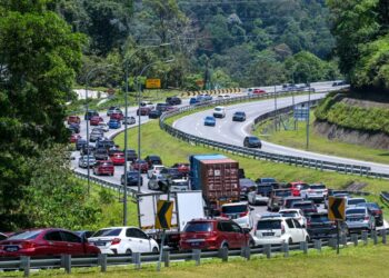 Aliran trafik yang bergerak perlahan susulan warga kota yang mula pulang dari kampung halaman selepas menyambut perayaan Aidilfitri ketika tinjauan di Lebuhraya Kuala Lumpur-Karak (KLK) menghala ke Pantai Timur di sini, hari ini. - UTUSAN/SYAKIR RADIN