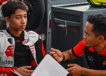 Qabil Irfan (kiri) memiliki potensi mencatat keputusan podium dalam perlumbaan 2 pada Moto4 Piala Asia di Litar Antarabangsa Chang, Buriram, Thailand, esok. - Ihsan SIC Racing