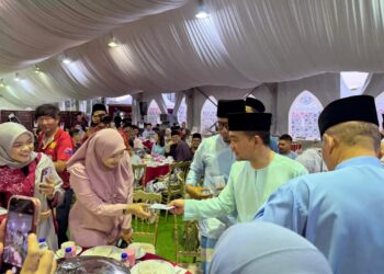 ONN Hafiz Ghazi menyampaikan sumbangan Bantuan Kasih Johor kepada pengamal media pada Majlis Berbuka Puasa Media Bersama Menteri Besar Johor di Saujana, Johor Bahru, Johor.