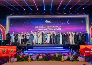 Mohd Syafiq Abdullah bergambar bersama pada Majlis Apresiasi Gema Qalbi VFive Group 2025 di Putrajaya Marriott Hotel baru-baru ini.-UTUSAN