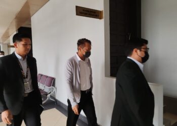 SUAMI Miera Liyana, Rosland Othman (tengah) didakwa di Mahkamah Sesyen Kuala Lumpur, hari ini. -UTUSAN