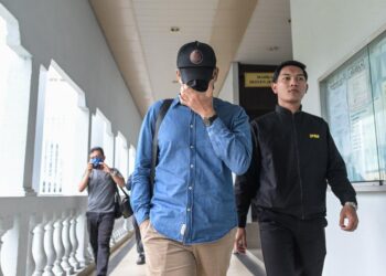 TIMBALAN Ketua Pegawai Eksekutif (Pendaftaran & Perkhidmatan Perniagaan), Suruhanjaya Syarikat Malaysia (SSM), Khuzairi Yahaya ketika hadir bagi pertuduhan kes di Mahkamah Sesyen Kuala Lumpur di sini, hari ini. - UTUSAN/SYAKIR RADIN