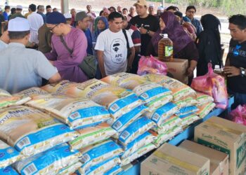 IZIZAM Ibrahim menyampaikan sumbangan kepada penerima pada majlis sumbangan dari syarikat Perlis Dolomite Industries (PDI) Sdn. Bhd. dalam satu majlis di Masjid Solahuddin Al Ayubbi, Padang Besar baru-baru ini.-UTUSAN