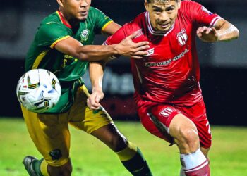 PEMAIN pertahanan Kuching City FC, Yuki Tanigawa (Kanan) dihalang oleh pemain Imigresen FC, Mohamad Heshamudin Ahmad dalam aksi Liga Super yang berlangsung di Stadium Tuanku Syed Putra di Kangar, Perlis, kelmarin.- IHSAN KUCHING CITY FC