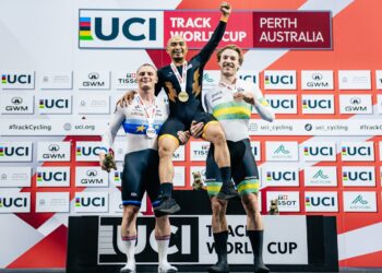 JAGUH berbasikal trek negara, Datuk Azizulhasni Awang dijulang oleh pelumba Great Britain, Matthew Richardson (kiri) dan wakil tuan rumah, Leigh Hoffman selepas menjuarai acara keirin pada pusingan pembukaan Piala Dunia Trek di Perth, Australia, kelmarin.-IHSAN UCI