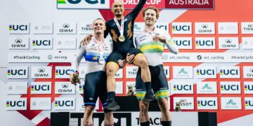 JAGUH berbasikal trek negara, Datuk Azizulhasni Awang dijulang oleh pelumba Great Britain, Matthew Richardson (kiri) dan wakil tuan rumah, Leigh Hoffman selepas menjuarai acara keirin pada pusingan pembukaan Piala Dunia Trek di Perth, Australia, kelmarin.-IHSAN UCI