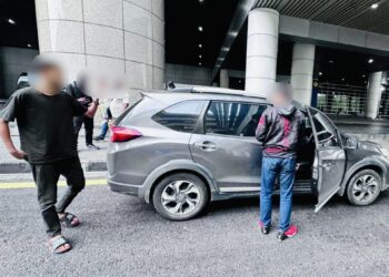 Tindakan seorang pemandu Honda BR-V menawarkan khidmat kereta sewa secara haram mengundang padah apabila dia ditahan ketika ingin mengambil penumpang di Terminal 1, Lapangan Terbang Antarabangsa Kuala Lumpur (KLIA) kelmarin. - IHSAN JPJ