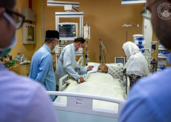 ANWAR Ibrahim menziarahi Mursyidul Am PAS, Tuan Guru Datuk Hashim Jasin di Hospital Pulau Pinang.  - JABATAN PERDANA MENTERI
