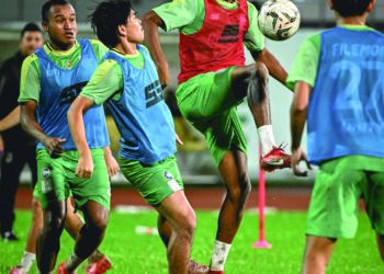 PASUKAN Kuching City FC kendalian Aidil Sharin Sahak melakukan persiapan untuk berdepan Penang FC dalam saingan Liga Super yang berlangsung di Stadium Bandaraya, malam ini.- IHSAN KUCHING CITY FC