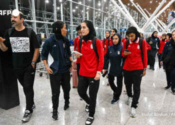 TUJUH ahli delegasi bola sepak Iran yang bertanding pada Piala Asia Wanita minggu lalu mencari perlindungan di Australia selepas mereka dituduh sebagai 'pengkhianat' negara sendiri kerana enggan menyanyikan lagu kebangsaan ketika perlawanan pembukaan.-AFP