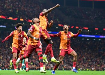 PEMAIN Galatasaray meraikan kejayaan mereka menumpaskan Liverpool dalam aksi Liga Juara-Juara Eropah, hari ini.-AFP