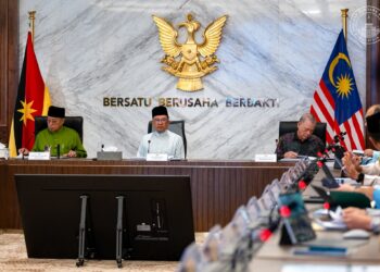 ANWAR Ibrahim bersama Premier Sarawak, Datuk Patinggi Tan Sri Abang Johari Tun Openg mempengerusikan Mesyuarat Pembangunan Negeri Sarawak di Kompleks Setia Pertiwi, Sarawak, hari ini. - FACEBOOK ANWAR IBRAHIM