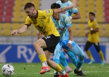 PEMAIN Negeri Sembilan FC, Jovan Motika diasak pemain PDRM FC pada aksi liga super di stadium Majlis Perbandaran Selayang, semalam-IHSAN MFL