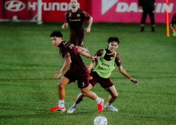 PEMAIN Selangor FC menjalani latihan akhir menjelang pertembungan menentang Kuala Lumpur City (KL City) FC dalam saingan Liga Super di Stadium Bolasepak Kuala Lumpur, Cheras, malam ini.- IHSAN SELANGOR FC