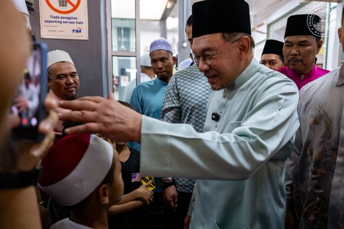 Dua rangkap pantun Anwar sempena Aidilfitri - Utusan Malaysia