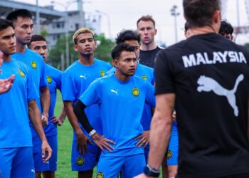 PEMAIN Harimau Malaya mendengar perancangan taktikal barisan kejurulatihan yang diketuai Peter Cklamovski menjelang aksi menentang Vietnam pada aksi terakhir Kumpulan F Kelayakan Piala Asia 2027 di Stadium Thien Truong, Nam Dinh, malam ini.- IHSAN MALAYSIA NT
