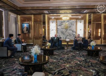 SULTAN Ibrahim  dipersembahkan taklimat mengenai perkembangan semasa ekonomi dan keselamatan negara di Istana Bukit Tunku.-FB SULTAN IBRAHIM