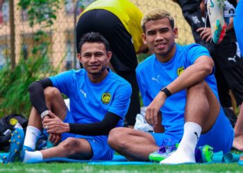 FAISAL Halim (kiri) dan Safawi Rasid menjadi harapan negara untuk merobek gawang Vietnam, malam ini.-IHSAN MALAYSIA NT