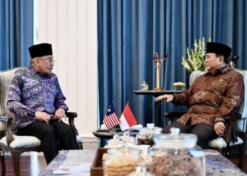 ANWAR Ibrahim ketika bertemu dengan Presiden Indonesia, Prabowo Subianto. - FACEBOOK ANWAR IBRAHIM