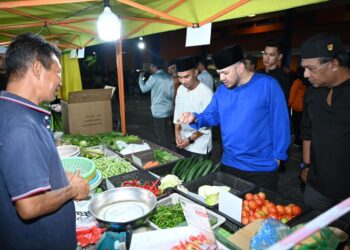 FATHUL Bari Mat Jahya beramah mesra bersama antara peniaga bersempena Program Meriahkan Ramadan yang turut menawarkan jualan ayam murah di pejabat Angkatan Pertahanan Awam Malaysia (APM), Kangar, Perlis semalam.-UTUSAN/IZLIZAN OTHMAN