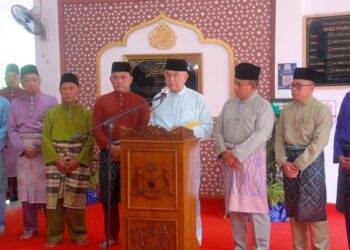 MOHD. Ali Mohd. Rustam membaca watikah merasmikan Masjid Al-Hakeem, Tehel sempena Sambutan Ihya Ramadan peringkat negeri Melaka hari ini. - UTUSAN/AMRAN MULUP