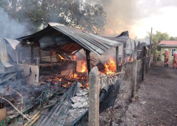 ANGGOTA bomba memadam kebakaran sebuah stor penyimpanan khemah yang terbakar di Kampung Pelubang, Jitra di Kubang Pasu semalam. - Foto JBPM KEDAH