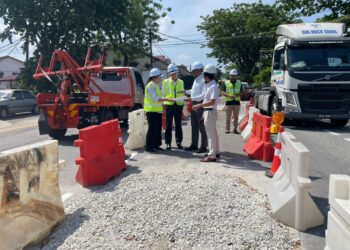 ZAIRIL Khir Johari (dua dari kiri) mengadakan lawatan ke lokasi lubang benam yang berlaku di Jalan Bagan Lalang, Butterworth, Pulau Pinang.