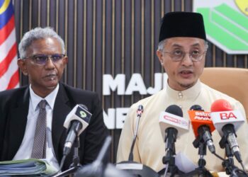 MOHAMAD Abdul Hamid (kanan) bersama Habib Rahman Seeni Mohideen ketika sidang akhbar untuk memulakan tindakan undang-undang terhadap beberapa individu yang didakwa menyebarkan fitnah terhadap dirinya, MAINPP dan Zakat MAINPP di George Town, Pulau Pinang.-UTUSAN/DANIAL SAAD