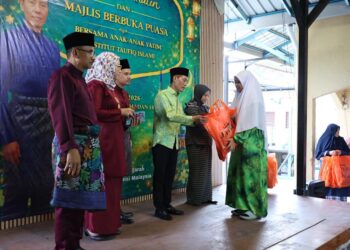 ISHAK Bakri menyampaikan sumbangan pada Program MdI Prihatin dan Majlis Berbuka Puasa Bersama Anak-Anak Yatim di Institut Taufiq Islami, Kampung Jalan Kebun, Shah Alam, Selangor hari ini.-UTUSAN/AMIR KHALID