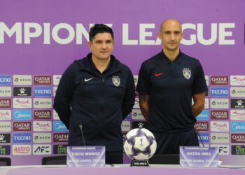 XISCO Munoz bersama pemain tengah JDT, Natxo Insa pada sidang akhbar menjelang aksi pertama pusingan 16 ACLE menentang Sanfrecce Hiroshima di Stadium Sultan Ibrahim, Iskandar Puteri di sini hari ini.-UTUSAN/RAJA JAAFAR ALI