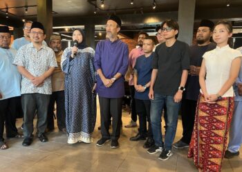 SERUANDI Saad (empat dari kiri) bersama Syahirunnisa Ramli (tiga dari kiri) bergambar bersama selepas sidang akhbar di Kitchen Studio, Jalan Santan, Kangar, Perlis, semalam. -UTUSAN/ASYRAF MUHAMMAD