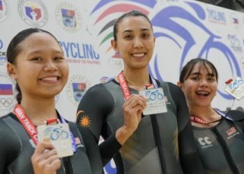 Nurul Izzah Izzati Mohd Asri, Anis Amira Rosidi dan Nur Alyssa Mohd Farid meraih pingat perak dalam acara pecut berpasukan wanita di Filipina. - IHSAN KONFEDERASI BASIKAL ASIA