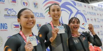 Nurul Izzah Izzati Mohd Asri, Anis Amira Rosidi dan Nur Alyssa Mohd Farid meraih pingat perak dalam acara pecut berpasukan wanita di Filipina. - IHSAN KONFEDERASI BASIKAL ASIA