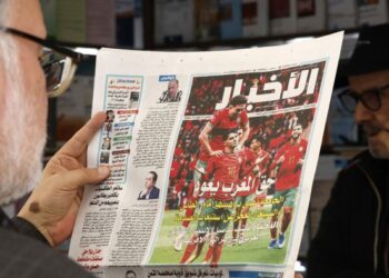 Seorang rakyat Maghribi membaca laporan akhbar tentang kejayaan negara itu menjuarai Piala Negara-Negara Afrika (AFCON) selepas kemenenangan Senegal dibatalkan kerana melanggar peraturan kejohanan. - AFP