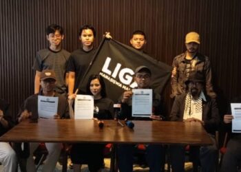 AMMAR Daniel Noor Irwan (empat dari kiri) bersama ahli Liga Mahasiswa Universiti Malaya (LMUM) selepas sidang akhbar Ancaman Saman Universiti Malaya terhadap Mahasiswa di Rumah Mandiri, semalam.