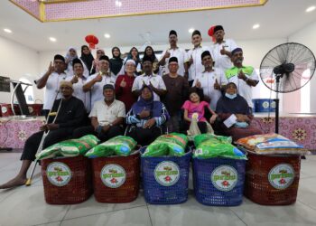 MOHAMED Arib Aliah (tengah) bersama penerima bantuan Hari Raya Aidilfitri 2026 di Dewan Masjid Muhammadiah, Ipoh hari ini.