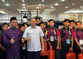 Zulkifli Hasan dan Mohamed Feroz Mohamed Jakel (tengah) bersama sebahagian kanak-kanak asnaf pada Program Temu Seru Ramadan 1447H di Jakel Mall, Kuala Lumpur, hari ini. - DANISH HAKIMI KHAIR