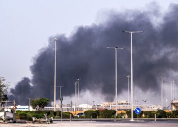 KEPULAN asap menjulang dari Pelabuhan Zayed susulan satu serangan Iran di Abu Dhabi pada 1 Mac lalu. - AFP