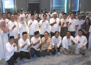 ADAM Adli Abdul Halim bergambar kenangan pada Majlis Iftar Perdana bersama Media Melaka di sebuah hotel di Banda Hilir semalam. - UTUSAN/AMRAN MULUP